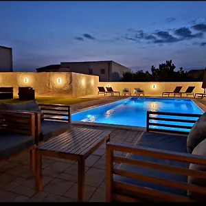 Lucy Apartments With Heated Saltwater Pool And Free Private Parking Апартаменты
